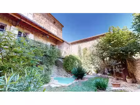 belle demeure en pierre avec bassin romain