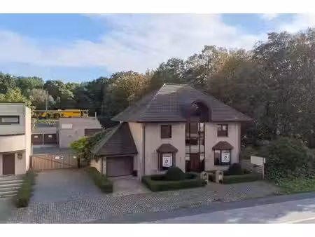 ruime villa met magazijn van ca. 820 m² op strategische l...