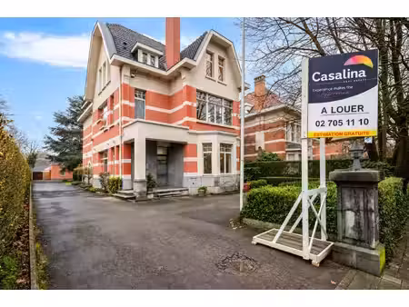 kantoorgebouw met appartement & parkeerplaatsen ±535m²