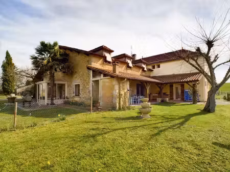 ancienne ferme rénovée avec deux maisons d'amis