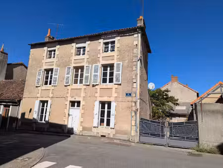 grande maison de ville de 4 chambres  idéalement située à montmorillon