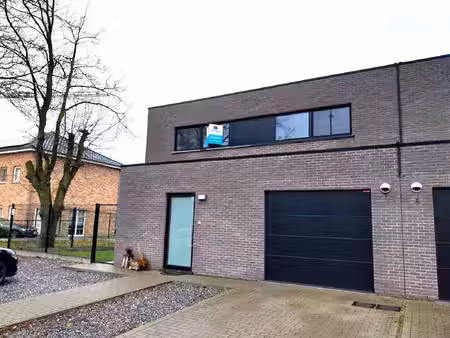 te huur: halfopen bebouwing met 3 slaapkamers in pelt!