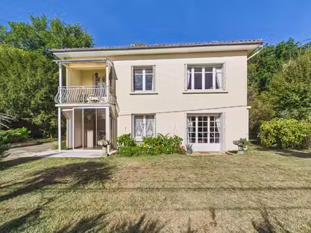 jolie maison avec grande dépendance et jardin arboré