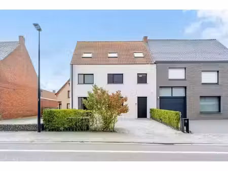 stijlvol totaal gerenoveerde woning met 4 slaapkamers  2 badkamers en zonnige tuin