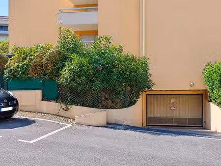 garage fermé / résidence sécurisée / proche centre-ville de vence
