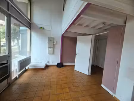 location commerce bron 69500 102m²