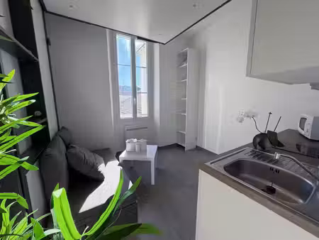 location appartement 1 pièces 12m2 hyères 83400 - 400 € - surface privée