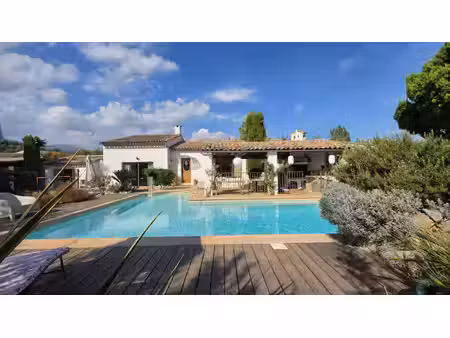 villa rénovée design avec piscine