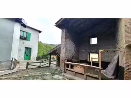 maison ancienne avec abris voiture et dependances