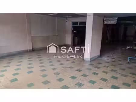 500 m2 de surface  grande avec vitrine