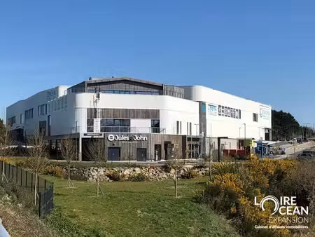 location local commercial 555m² pornic 44210