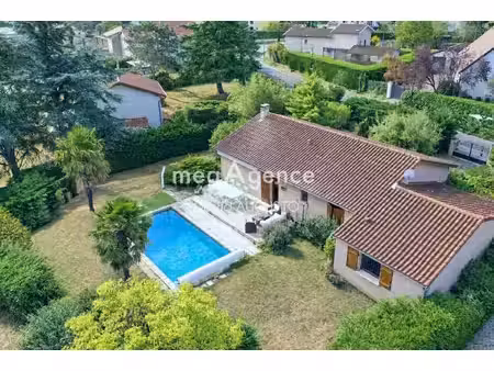 à 700m du village à pied  maison 5 chambres  garage  piscine et terrain de 992m2