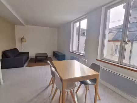 a louer grand appartement entièrement rénové et meublé.