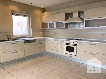 bel appartement 2 chambres avec emplacement de parking