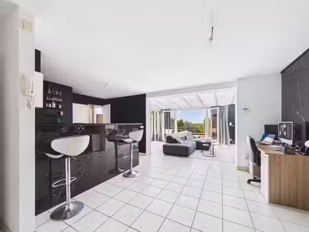 appartement 2 chambres avec grande terrasse et parking !