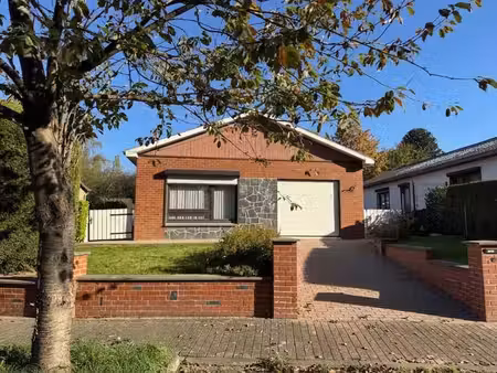 villa de +/-90m²  hall  séj  cuis  2 ch  sdd et garage.