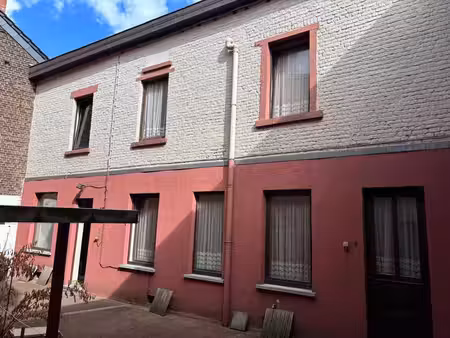lot de 3 maisons (en une) dans coursive intérieure.