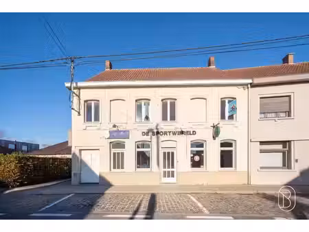 commerce avec habitation et grand parking