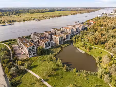 vivre au bord de l’eau  avec la ville à portée de main