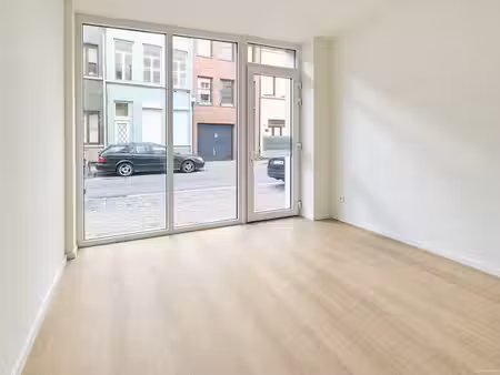 local commercial rénové au cœur d’anvers