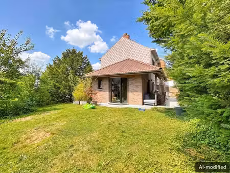 charmante maison 3 façades avec jardin au coeur du chenois