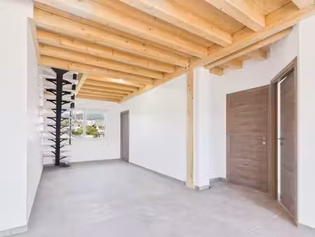 en exclusivité : duplex aux allures de chalet  face aux somm