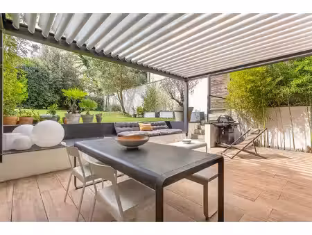 maison contemporaine avec jardin et terrasses