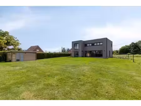 villa familiale avec 4 chambres et jardin