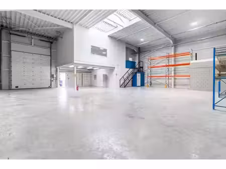 entrepôt 328 m² stock/atelier + 80 m² bureaux