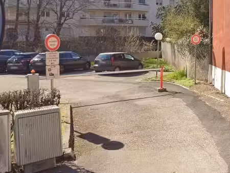 parking charbonnieres les bains