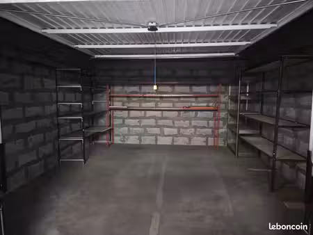 grand garage box fermé 20m2