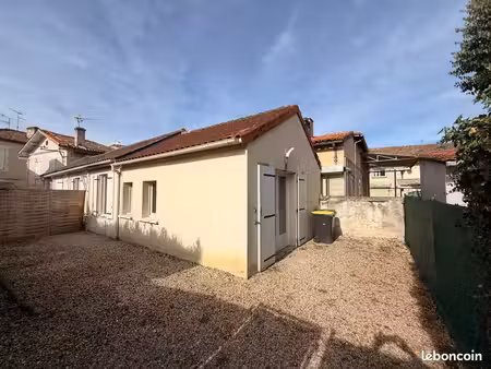 à louer : charmante maison de plain-pied  deux chambres  parking privé  jardin clos  dépen
