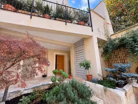 rare maison de village avec son extérieur