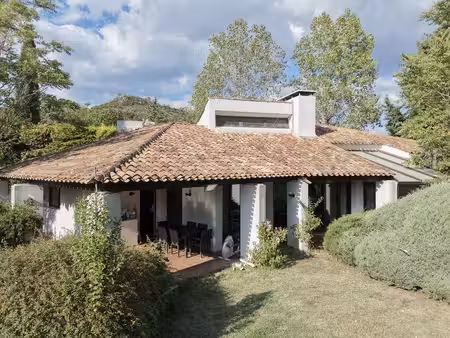 villa d'architecte de 180 m2 sur 4010 m2 de terrain avec pis