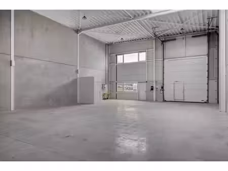 unité pme récemment construite (216 m²) à vendre près du por