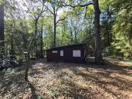 une parcelle de terrain avec garage