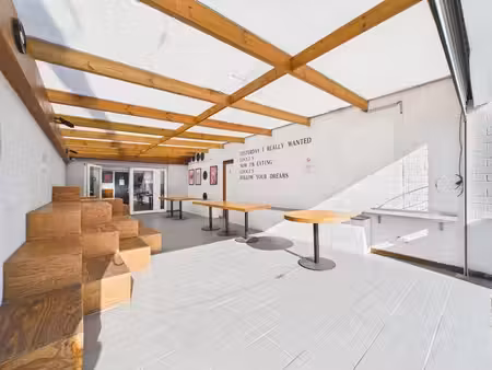 commerce loué de ± 88 m² avec terrasse couverte