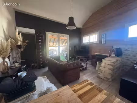 a louer : appartement t3 entièrement rénové 85 m² avec terrasse couverte 15 m² dans petite