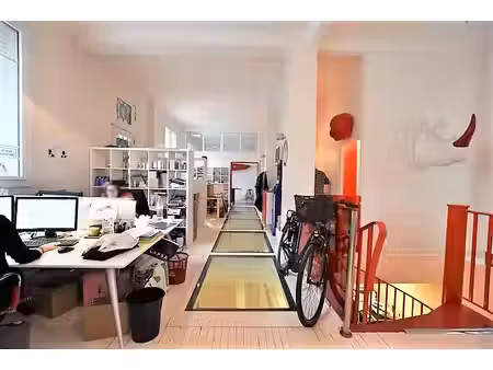 bureaux en open-space avec grande flexibilité d'aménagement et belle hauteur sous plafond
