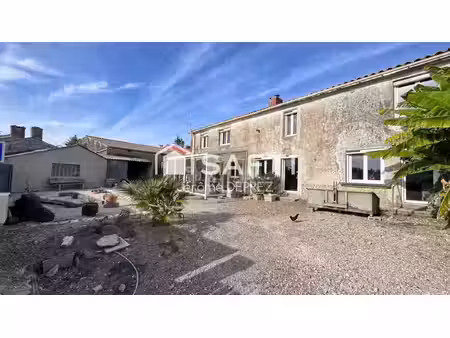 maison en pierres à fort potentiel proche plage