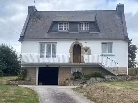 maison de bonne construction à mettre au gout du jour avec sous sol complet