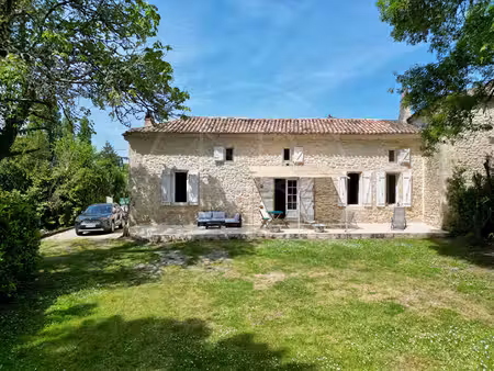 belle maison en pierre dans un village paisible
