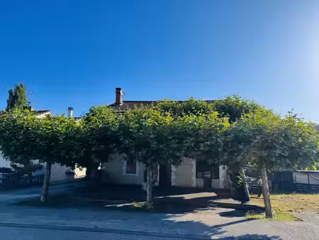 maison de caractère d'environ 215 m² au prix de 149 000 €.