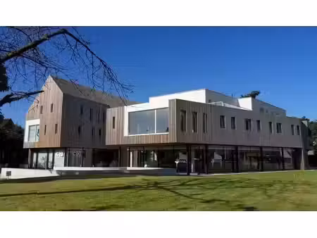bureau prêt à l'emploi avec terrasse à louer à la sortie de
