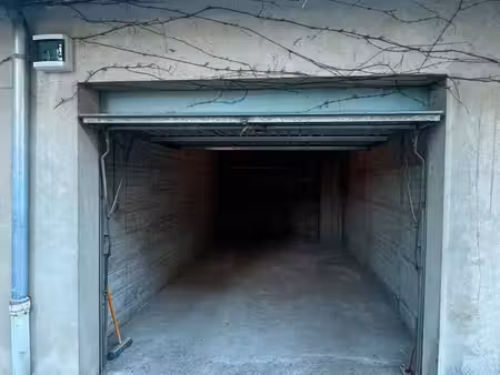 loue grand garage fermé 25 m² avec stockage gap sud