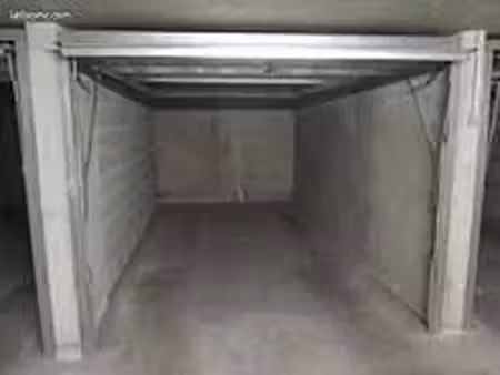 ? à louer – garage/box - environ 13 m2