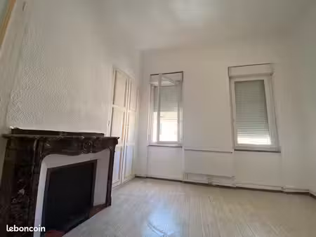 grand t2 en cv dans immeuble type haussmannien