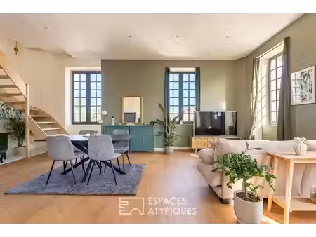duplex rénové avec balcon dans une bâtisse