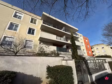 résidence avec piscine : appartement 2 pièces meublé-meyzieu