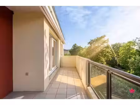 appartement t3 65 m² dernier étage sur parc  résidence de standing avec piscine   meyzieu 